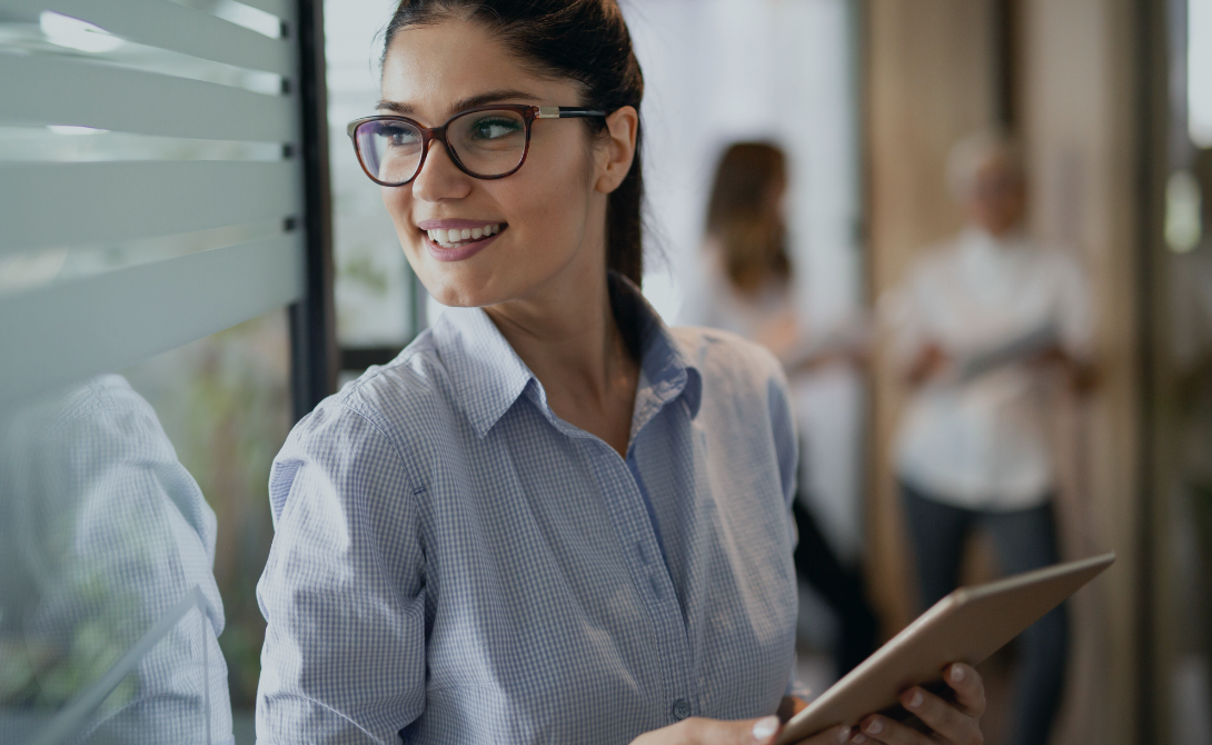 Business user with tablet in a modern office – ready for secure access via Cloud Workplace Solutions