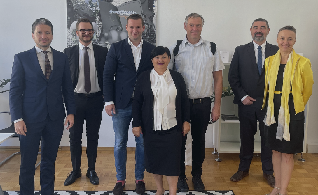 Group photo of CONVOTIS and Sapphir representatives standing together – marking the official welcome of Sapphir as the newest member of the CONVOTIS Group.