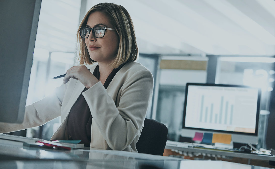 Business professional analyzing data on a desktop – symbolizing seamless SAP integration for optimized business processes.