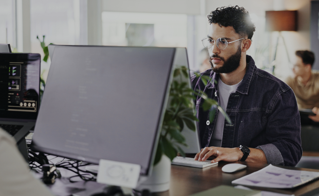 Security Operations environment with monitoring dashboards and analysts – representing real-time threat detection, incident response, and continuous protection in enterprise IT.