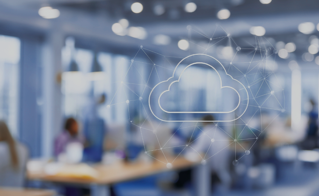 Cloud icon over a modern open office – symbolizing networked infrastructure and strategic cloud planning in enterprise IT.