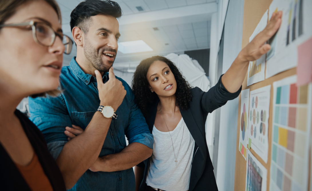 Team analyzing data dashboards on a digital screen – data-driven decision making with workflows and visualizations.